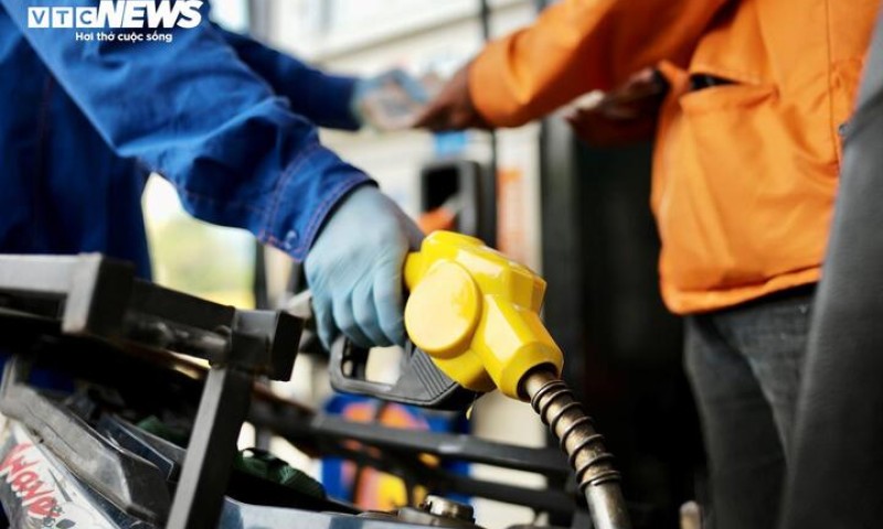 Giá xăng dầu hôm nay 25/6: Giảm mạnh