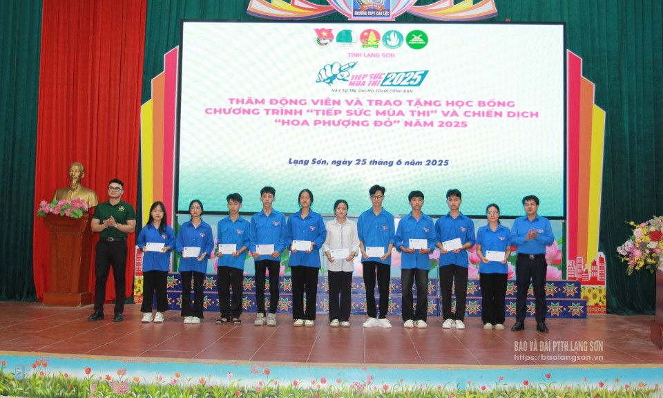 Tặng quà đội hình tình nguyện và trao học bổng cho thí sinh khó khăn tại điểm thi Trường THPT Cao Lộc