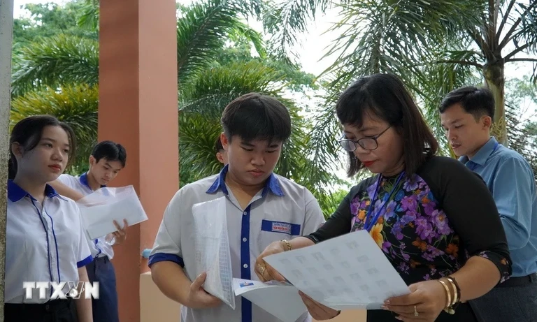 Gợi ý đáp án đề thi Ngữ Văn tốt nghiệp THPT năm 2025
