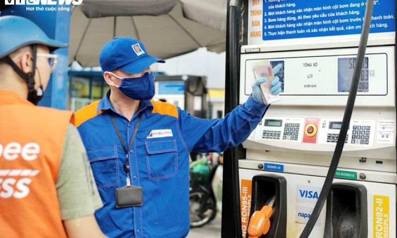 Giá xăng RON 95 vượt 21.500 đồng/lít