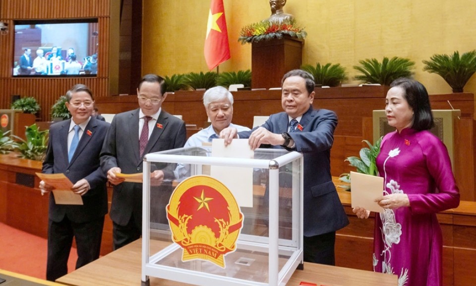 Quốc hội phê chuẩn danh sách Phó chủ tịch và Ủy viên Hội đồng Bầu cử quốc gia