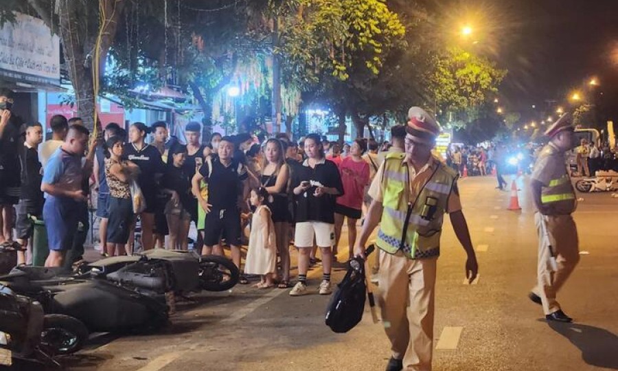 Ô tô 'điên' tông loạt xe máy ở Bắc Ninh, 2 người bị thương