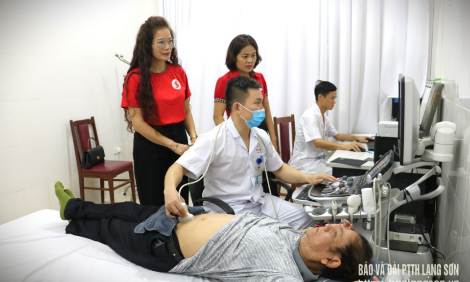 Khám bệnh, cấp thuốc miễn phí cho nạn nhân chất độc da cam