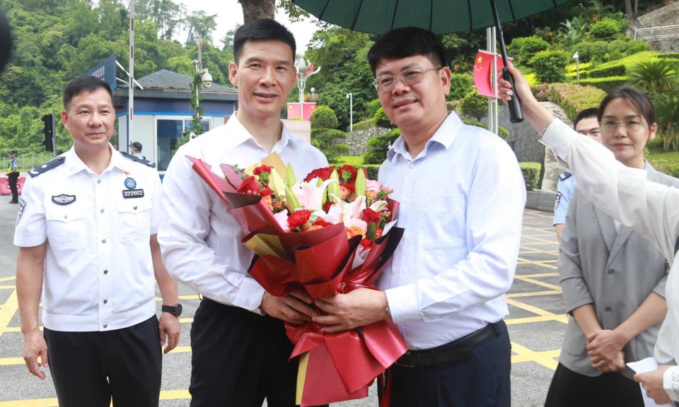 Tiễn đoàn công tác của Bộ Tư pháp sang Trung Quốc tham dự Hội nghị tư pháp các tỉnh có chung đường biên giới Việt Nam - Trung Quốc lần thứ nhất 