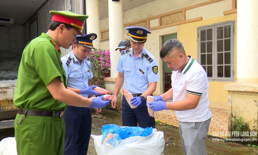 Thu giữ gần 1 tấn thực phẩm không rõ nguồn gốc
