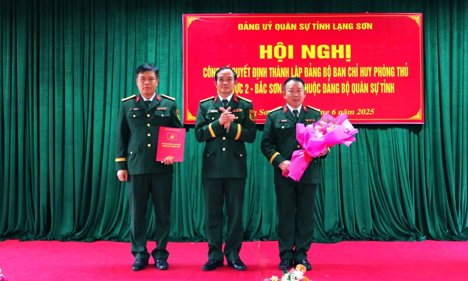 Bộ Chỉ huy Quân sự tỉnh công bố quyết định giải thể, thành lập ban chỉ huy quân sự cấp xã