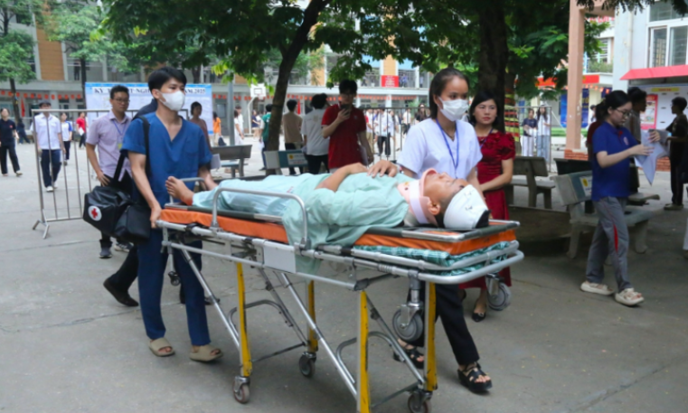 Nam sinh nằm cáng dự thi tốt nghiệp THPT sau tai nạn giao thông