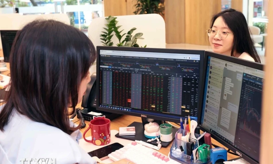 Sắc xanh lan tỏa, VN-Index vượt mốc 1.370 điểm trong phiên giao dịch ngày 27/6