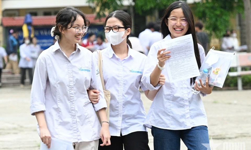 Nước mắt và nụ cười sau buổi thi cuối cùng của kỳ thi tốt nghiệp THPT 2025