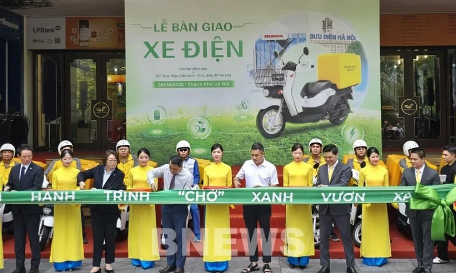 Honda Vietnam hands over e-bikes to Vietnam Post