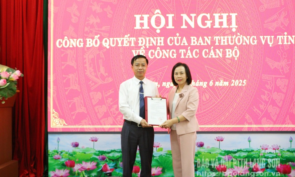 Công bố các quyết định về công tác cán bộ
