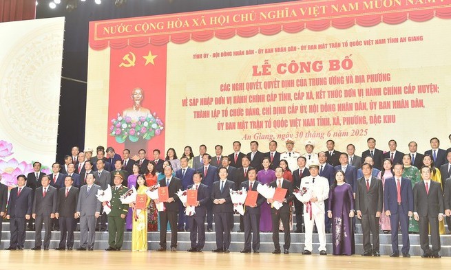 TỔNG THUẬT: Công bố nghị quyết, quyết định sáp nhập đơn vị hành chính, chỉ định nhân sự trên cả nước