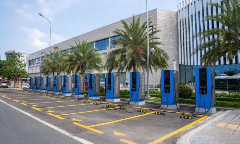 Khách hàng lo thiếu trạm sạc xe điện, VinFast phát triển thần tốc thế nào?