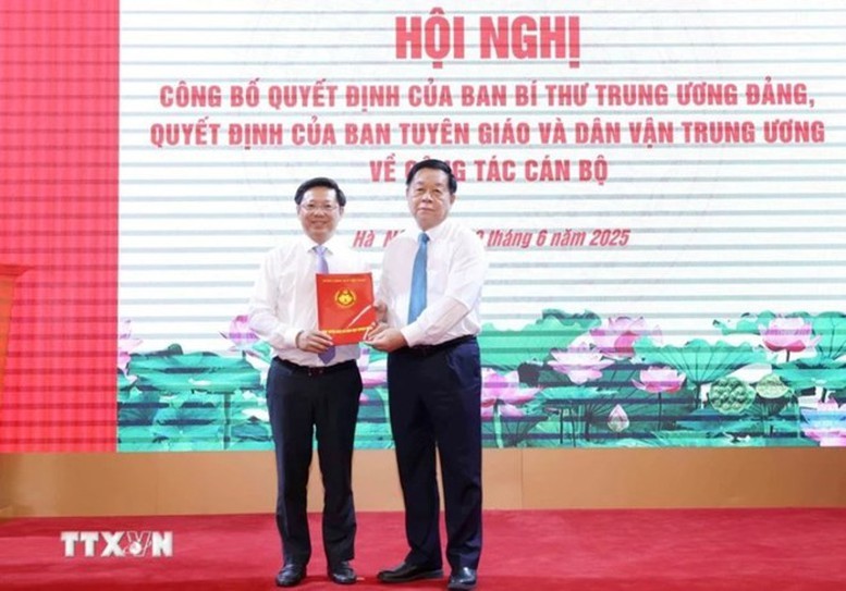 Trưởng Ban Tuyên giáo và Dân vận Trung ương Nguyễn Trọng Nghĩa trao Quyết định cho ông Trần Thanh Lâm