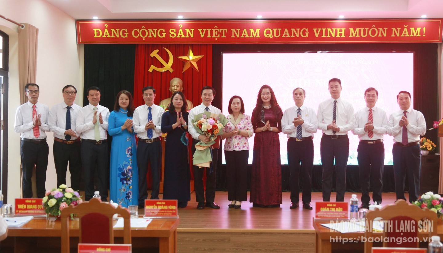 Đồng chí Đoàn Thị Hậu, Phó Bí thư Thường trực Tỉnh ủy, Chủ tịch HĐND tỉnh, Bí thư Đảng ủy CCQ Đảng tỉnh trao quyết định và tặng hoa Ban Chấp hành Đảng bộ MTTQ Việt Nam tỉnh
