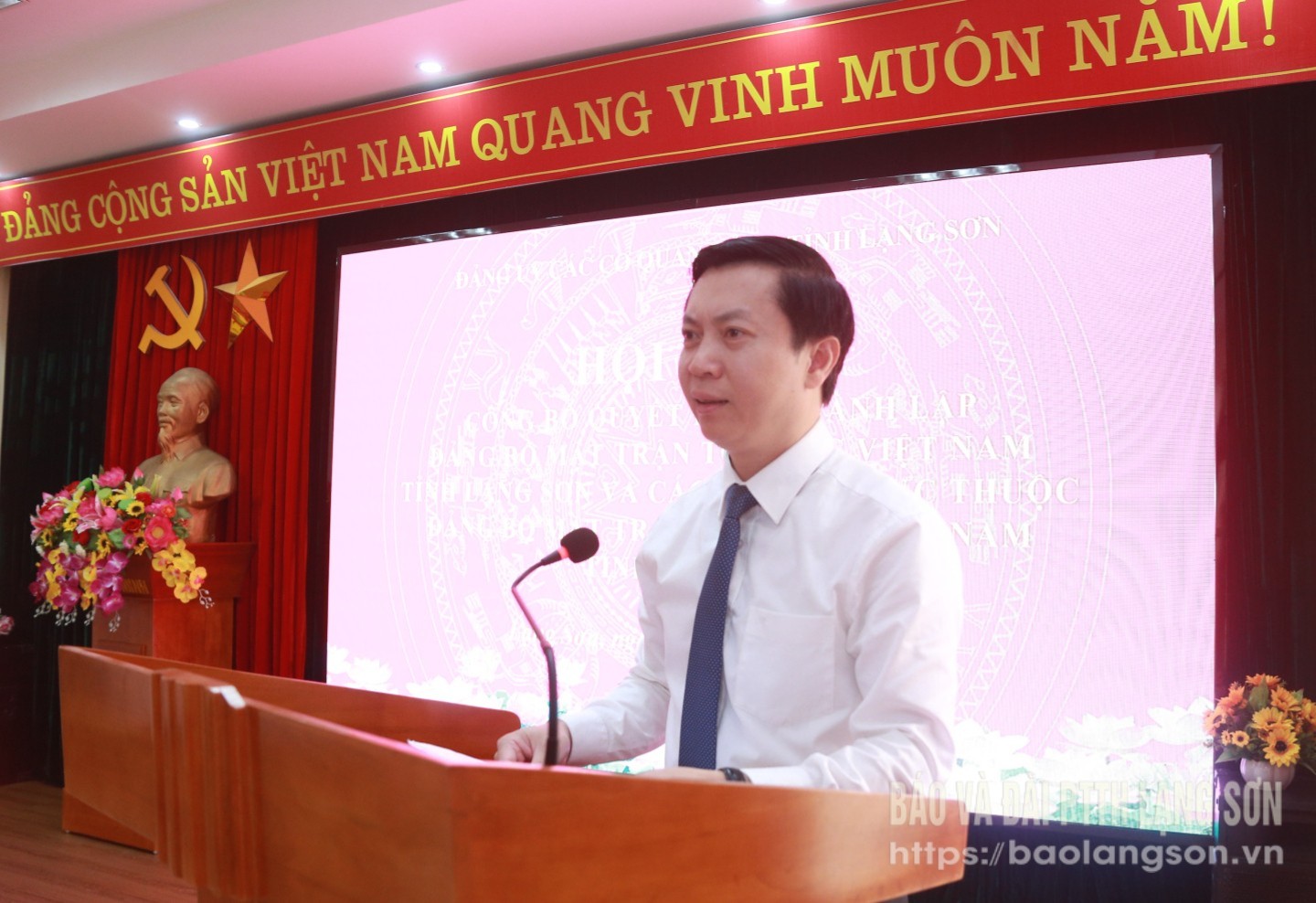 Đồng chí Nguyễn Hoàng Tùng, Ủy viên Ban Thường vụ Tỉnh ủy, Phó Bí thư Thường trực Đảng ủy CCQ Đảng tỉnh, Bí thư Đảng ủy MTTQ Việt Nam tỉnh, Chủ tịch Ủy ban MTTQ Việt Nam tỉnh phát biểu nhận nhiệm vụ
