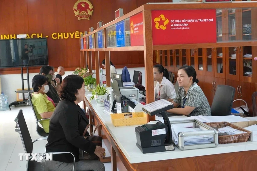Bộ phận tiếp nhận và trả kết quả tại xã Bình Khánh, huyện Cần Giờ, Thành phố Hồ Chí Minh vẫn hoạt động bình thường. (Ảnh: Hữu Duyên/TTXVN)