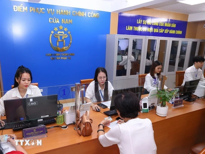 Cán bộ phường Cửa Nam tiếp công dân vào đầu giờ sáng 1/7/2025. (Ảnh: Văn Điệp/TTXVN)
