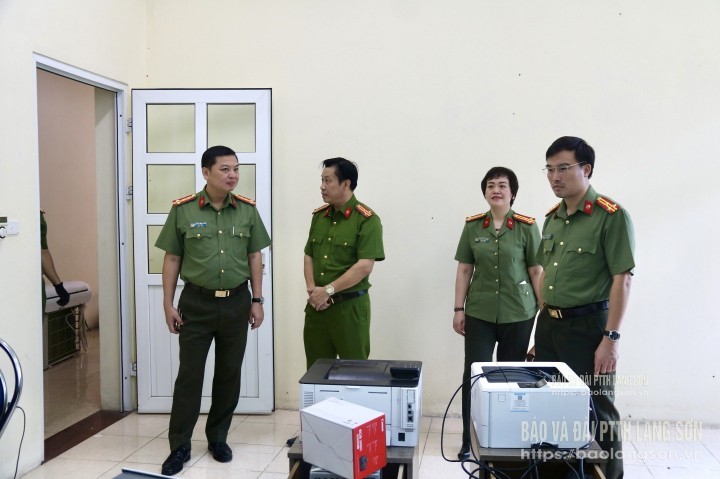 Lãnh đạo Công an tỉnh và lãnh đạo một số phòng nghiệp vụ Công an tỉnh kiểm tra về cơ sở vật chất tại Công an phường Đông Kinh