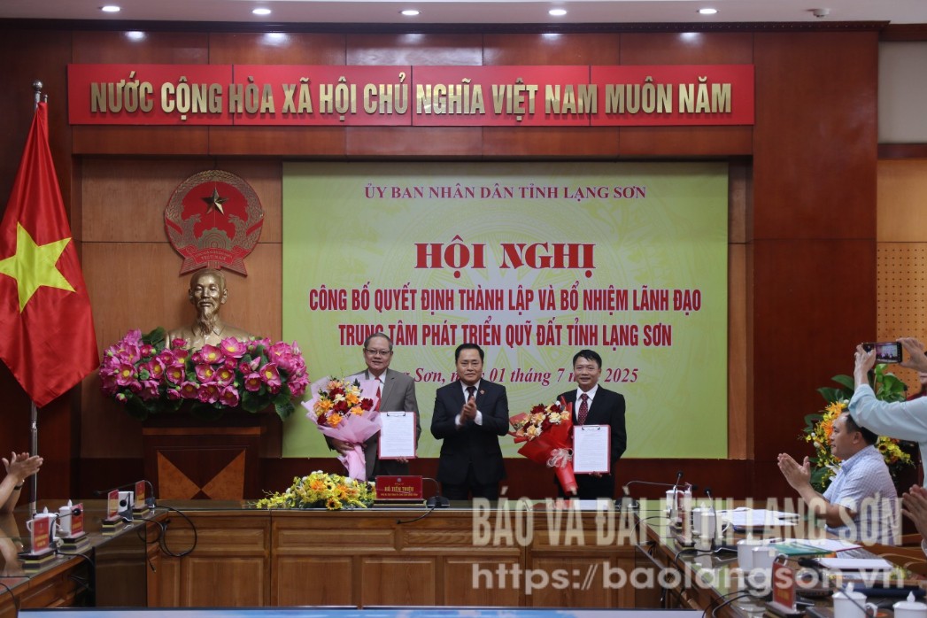 Đồng chí Hồ Tiến Thiệu, Phó Bí thư Tỉnh ủy, Chủ tịch UBND tỉnh trao Quyết định, tặng hoa chúc mừng lãnh đạo Trung tâm Phát triển quỹ đất tỉnh