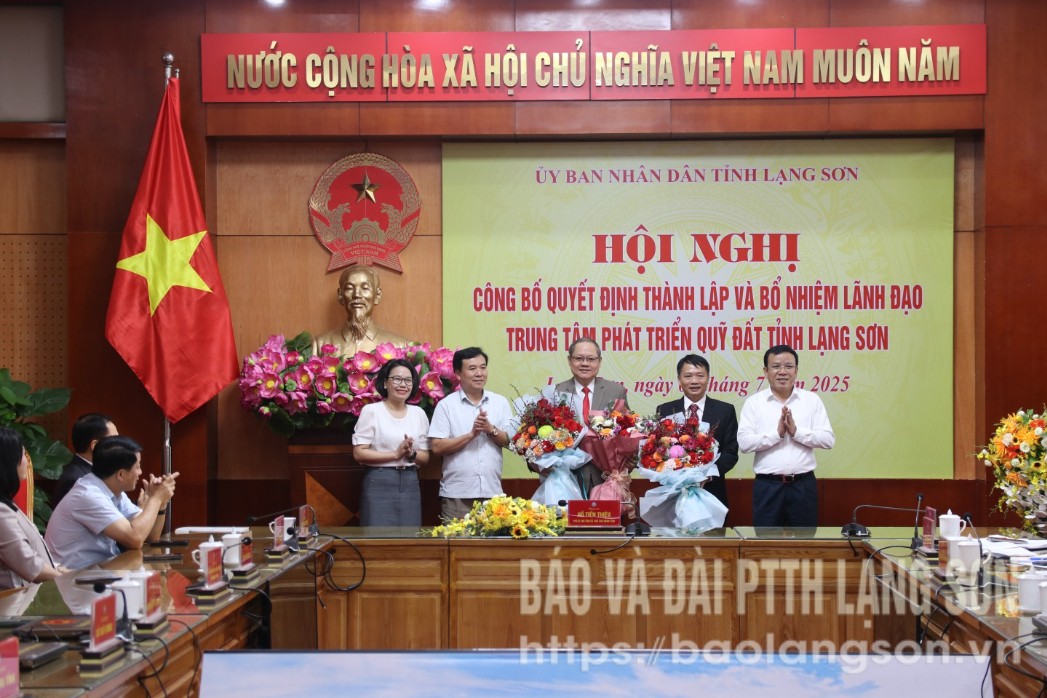 Đại diện các đơn vị tặng hoa chúc mừng lãnh đạo Trung tâm Phát triển quỹ đất tỉnh