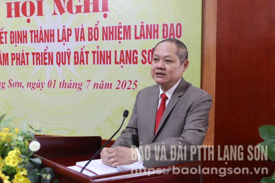 Đồng chí Vi Nông Trường, tân Giám đốc Trung tâm Phát triển quỹ đất tỉnh phát biểu nhận nhiệm vụ