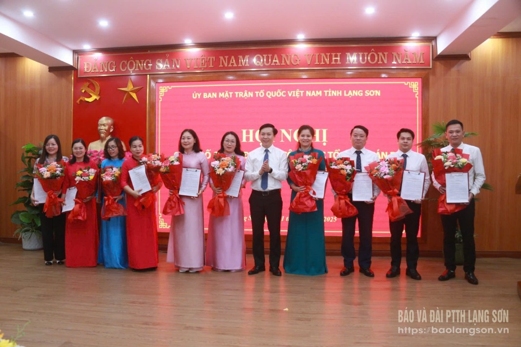 Đồng chí Nguyễn Hoàng Tùng, Ủy viên Ban Thường vụ Tỉnh ủy, Chủ tịch Uỷ ban MTTQ Việt Nam tỉnh trao quyết định và tặng hoa chúc mừng các đồng chí Phó Trưởng các phòng, ban chuyên môn cơ quan Ủy ban MTTQ Việt Nam tỉnh