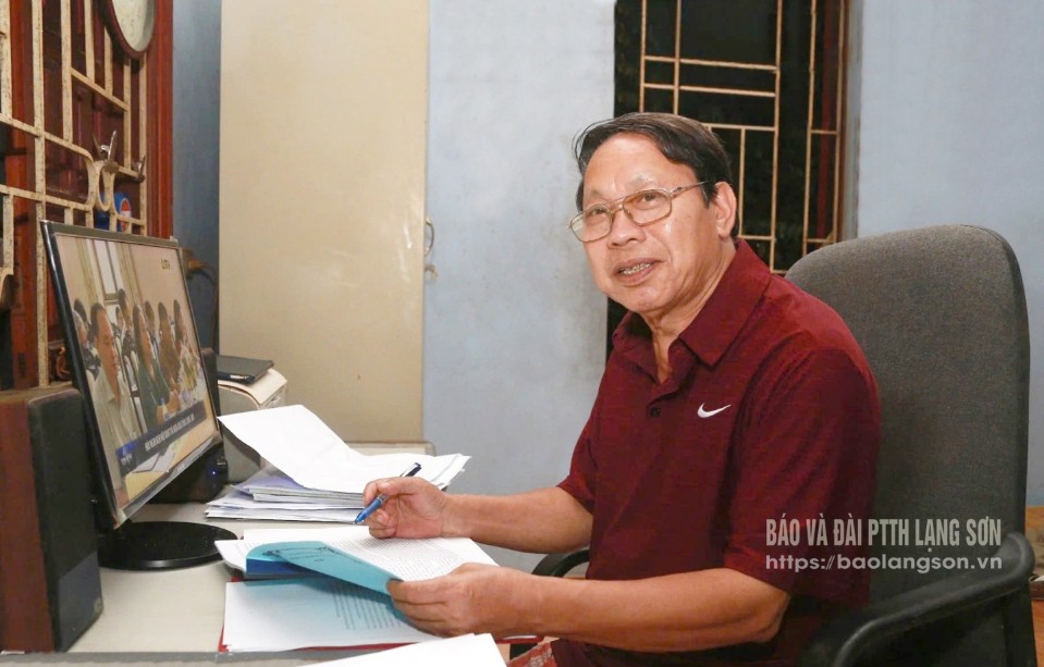 Ông Hoàng Văn Páo góp ý vào dự thảo báo cáo chính trị
