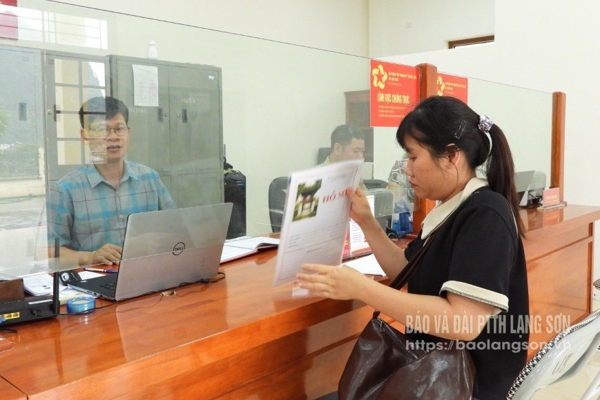 Cán bộ Trung tâm Phục vụ Hành chính công xã Cai Kinh tiếp nhận, hướng dẫn giải quyết thủ tục hành chính cho người dân