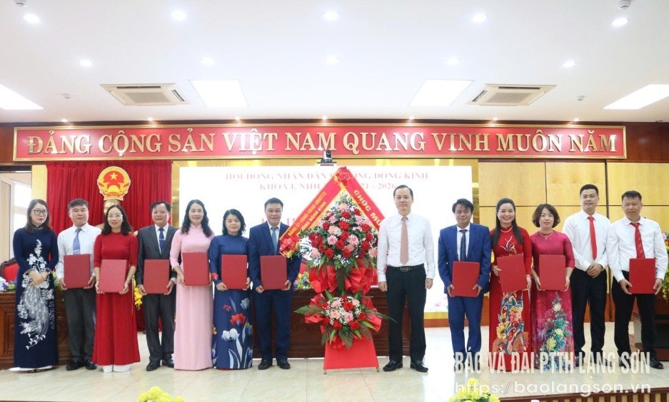 Đồng chí Bí thư Đảng ủy phường Đông Kinh trao quyết định và tặng hoa chúc mừng các đồng chí lãnh đạo HĐND, UBND, các ban HĐND, Ủy viên UBND phường