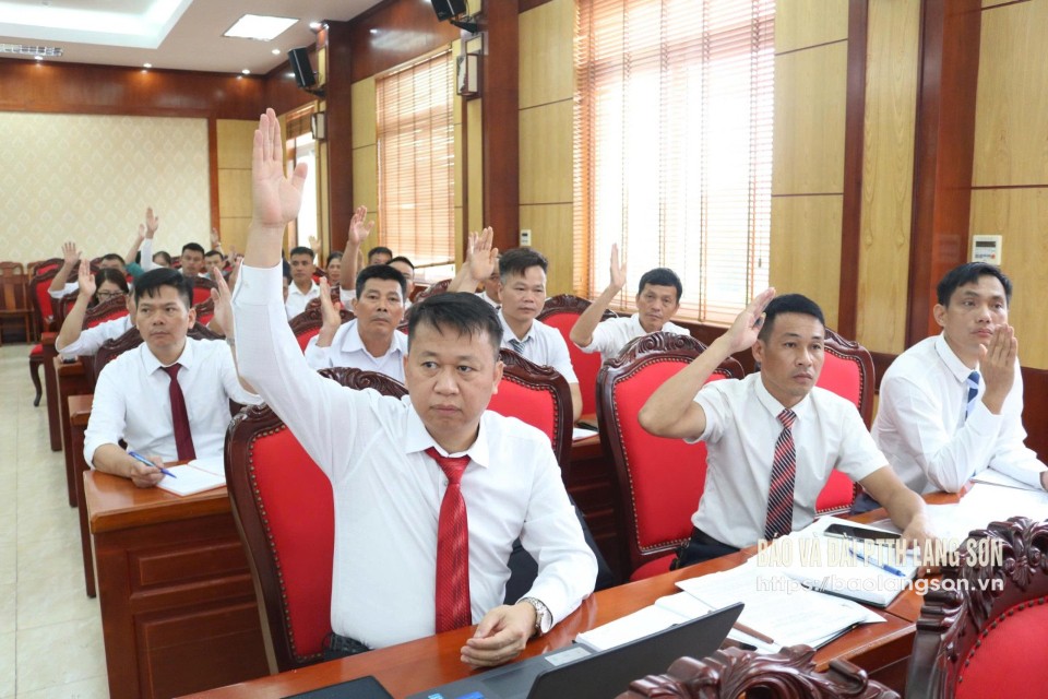 Đại biểu HĐND phường Đông Kinh biểu quyết thông qua các nghị quyết tại kỳ họp thứ nhất HĐND phường khóa I nhiệm kỳ 2021-2026 
