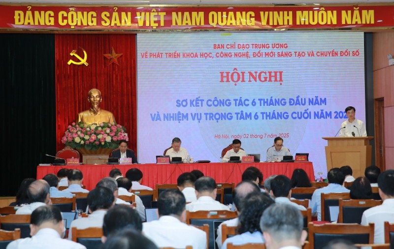 Chủ nhiệm Ủy ban Kiểm tra Trung ương Nguyễn Duy Ngọc điều hành các đại biểu tham luận tại hội nghị.