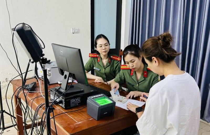 Người nước ngoài có nhu cầu cấp định danh điện tử cần mang theo hộ chiếu hoặc giấy tờ có giá trị đi lại quốc tế đến cơ quan Quản lý xuất nhập cảnh của Bộ Công an hoặc Công an cấp tỉnh.
