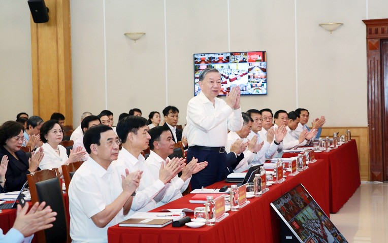 Các đại biểu chào mừng Tổng Bí thư Tô Lâm tham dự hội nghị.