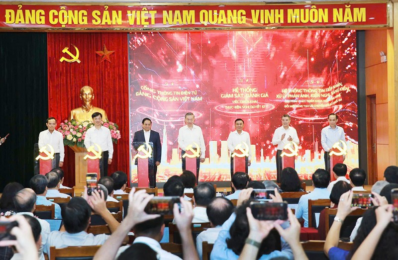 Tổng Bí thư Tô Lâm và các đồng chí lãnh đạo Đảng, Nhà nước bấm nút ra mắt 3 nền tảng ứng dụng phục vụ thực hiện Nghị quyết số 57. 