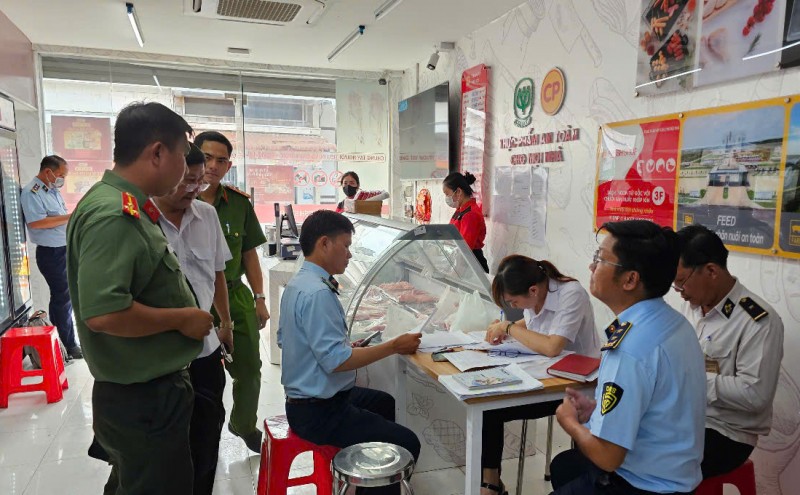 Cơ quan chức năng tỉnh Sóc Trăng (cũ), kiểm tra một cửa hàng bán thịt heo của Công ty C.P. Việt Nam trên địa bàn vào ngày 30/5 vừa qua. 