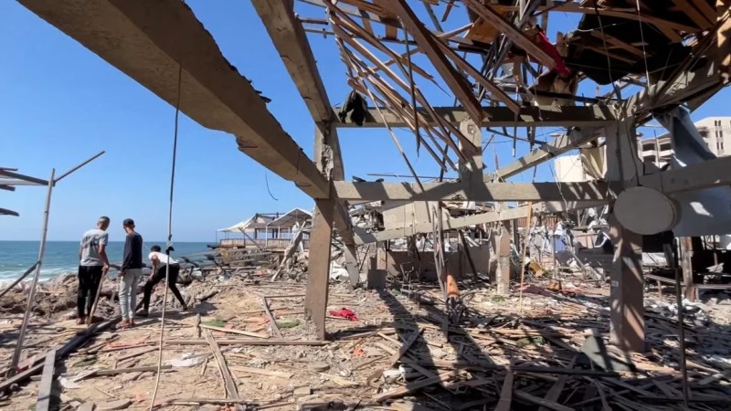 Quán cafe al-Baqa bị phá hủy hoàn toàn sau đòn tập kích của Israel. Ảnh: CNN