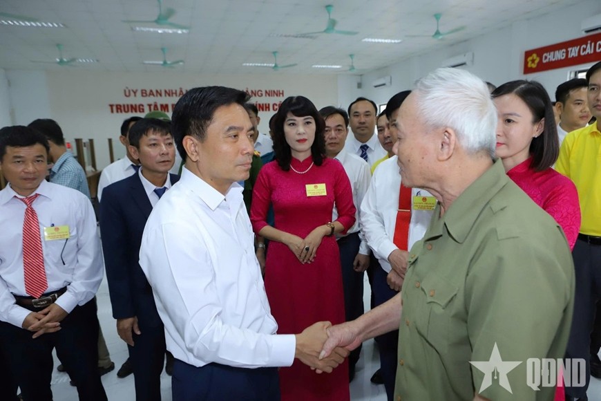  Bí thư Tỉnh ủy Thanh Hóa Nguyễn Doãn Anh nói chuyện, trao đổi với người dân xã Quảng Ninh đến làm thủ tục tại Trung tâm Phục vụ hành chính công.