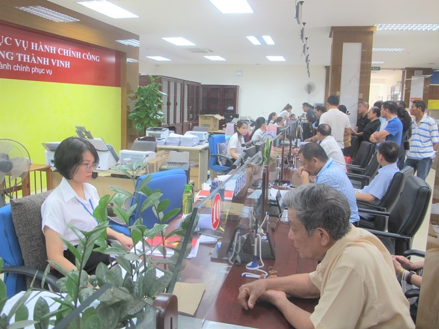  Người dân phường Thành Vinh (tỉnh Nghệ An) đến giải quyết thủ tục hành chính trong ngày đầu tiên vận hành chính quyền địa phương hai cấp. Ảnh: HOA LÊ 