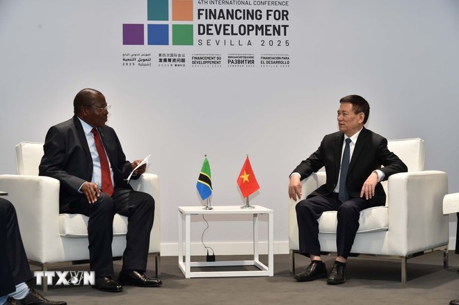 Phó Thủ tướng Chính phủ Hồ Đức Phớc gặp Phó Tổng thống Tanzania Philip Isdor Mpango. (Ảnh: Ngọc Hiệp/TTXVN)