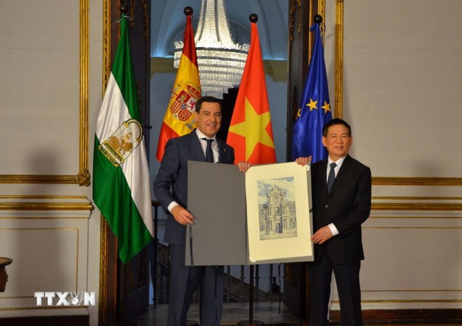 Phó Thủ tướng Chính phủ Hồ Đức Phớc gặp Chủ tịch Vùng Andalucia Juanma Moreno. (Ảnh: Ngọc Hiệp/TTXVN)