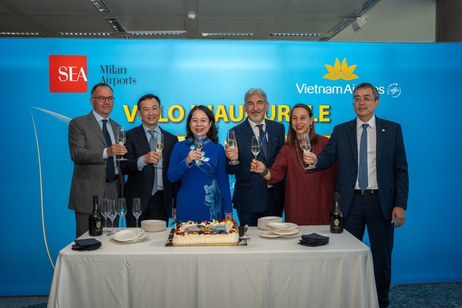 Phó Chủ tịch nước Võ Thị Ánh Xuân, đại diện chính quyền vùng Lombardia cùng lãnh đạo sân bay chúc mừng Vietnam Airlines mở đường bay thẳng Hà Nội-Milan (Italy). (Ảnh: PV/Vietnam+)