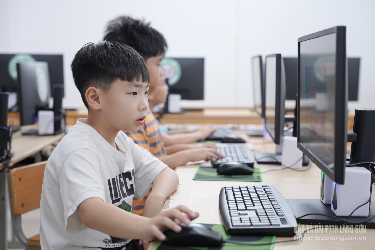 Các em học sinh tham gia khóa học “công dân số” trong dịp hè