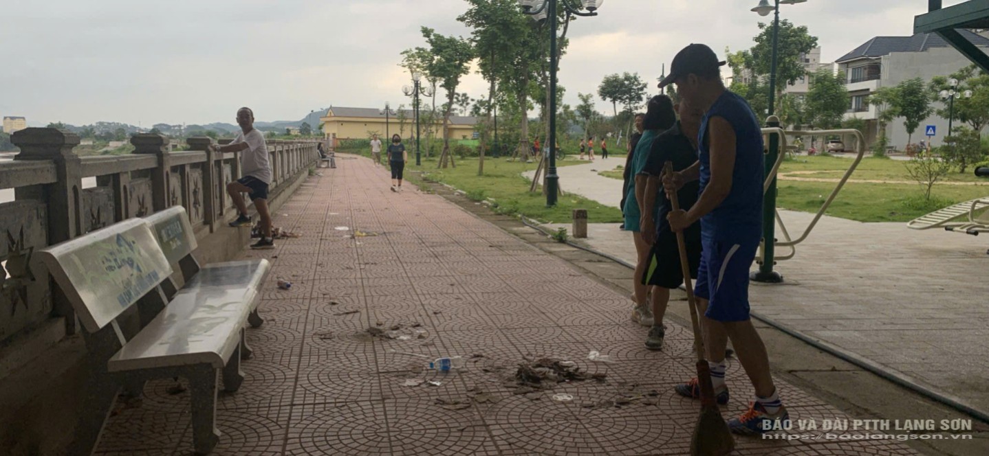 Do rác thải ngày càng nhiều người dân đi tập thể dục đã tự quét rọn khu vực gầm cầu 17/10 tại công viên 15/6