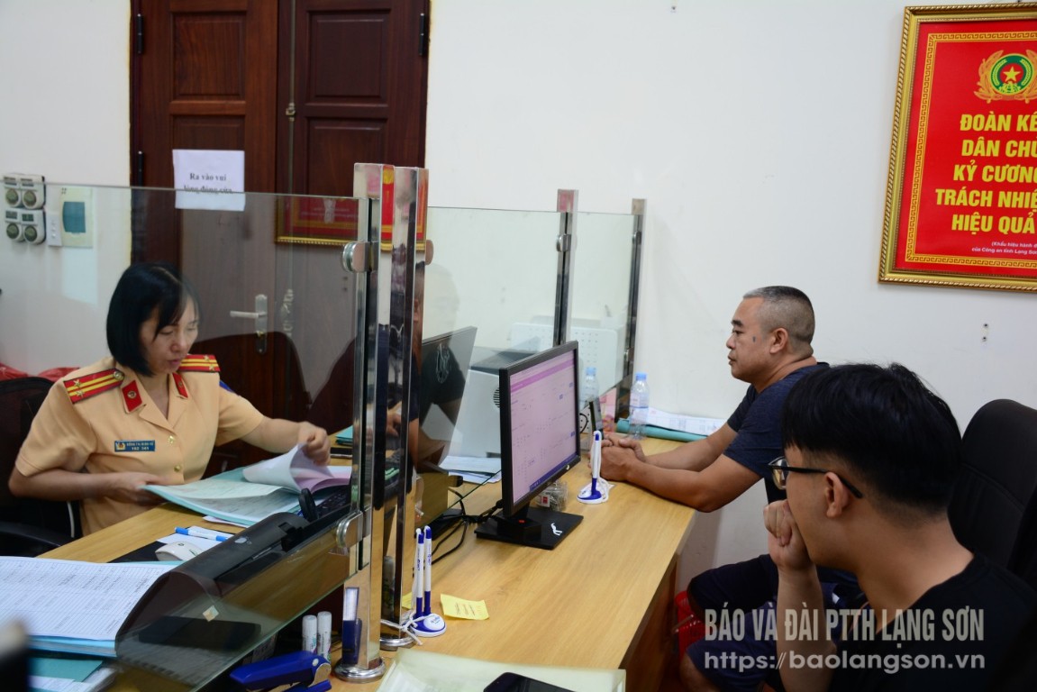 Người dân đến trực tiếp Phòng CSGT, Công an tỉnh Lạng Sơn thực hiện đăng ký xe theo quy định mới