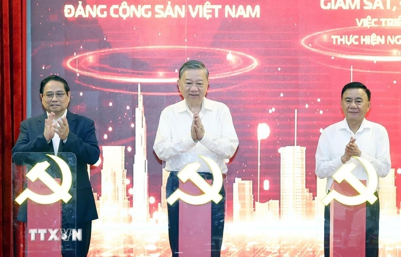Tổng Bí thư Tô Lâm, Thủ tướng Phạm Minh Chính, Thường trực Ban Bí thư Trần Cẩm Tú thực hiện nghi thức ra mắt 3 nền tảng số phục vụ triển khai Nghị quyết 57-NQ/TW. (Ảnh: Thống Nhất/TTXVN)