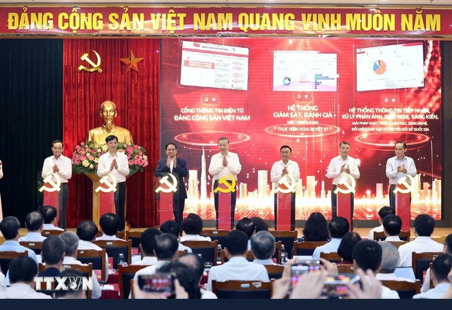 Tổng Bí thư Tô Lâm, Trưởng Ban Chỉ đạo Trung ương và các đại biểu thực hiện nghi thức ra mắt 3 nền tảng số phục vụ triển khai Nghị quyết 57-NQ/TW. (Ảnh: Thống Nhất/TTXVN)