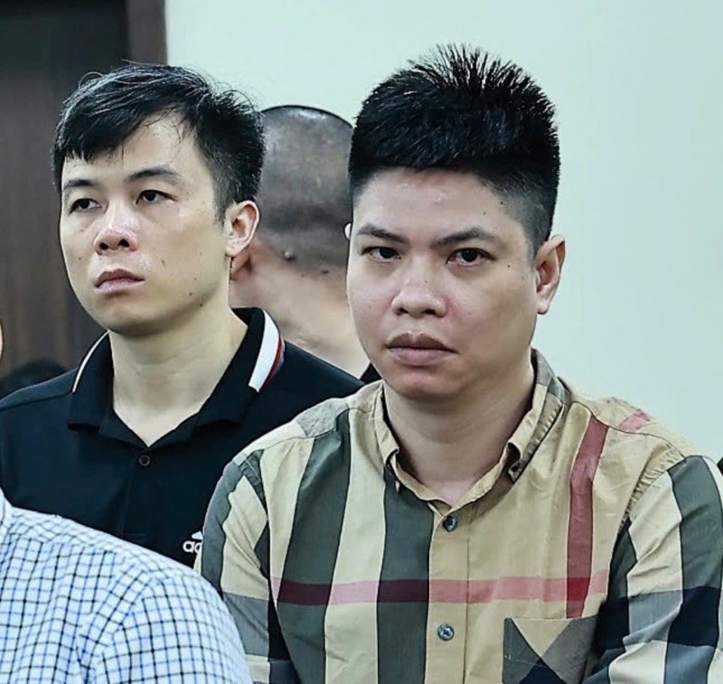 Bị cáo Hà Minh Đức (áo kẻ).