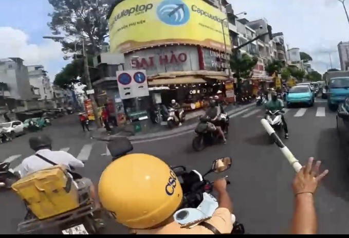Đại úy Huỳnh Thanh Duy cùng đồng đội mở đường đưa xe ô tô chở bệnh nhân vào bệnh viện cấp cứu kịp thời.
