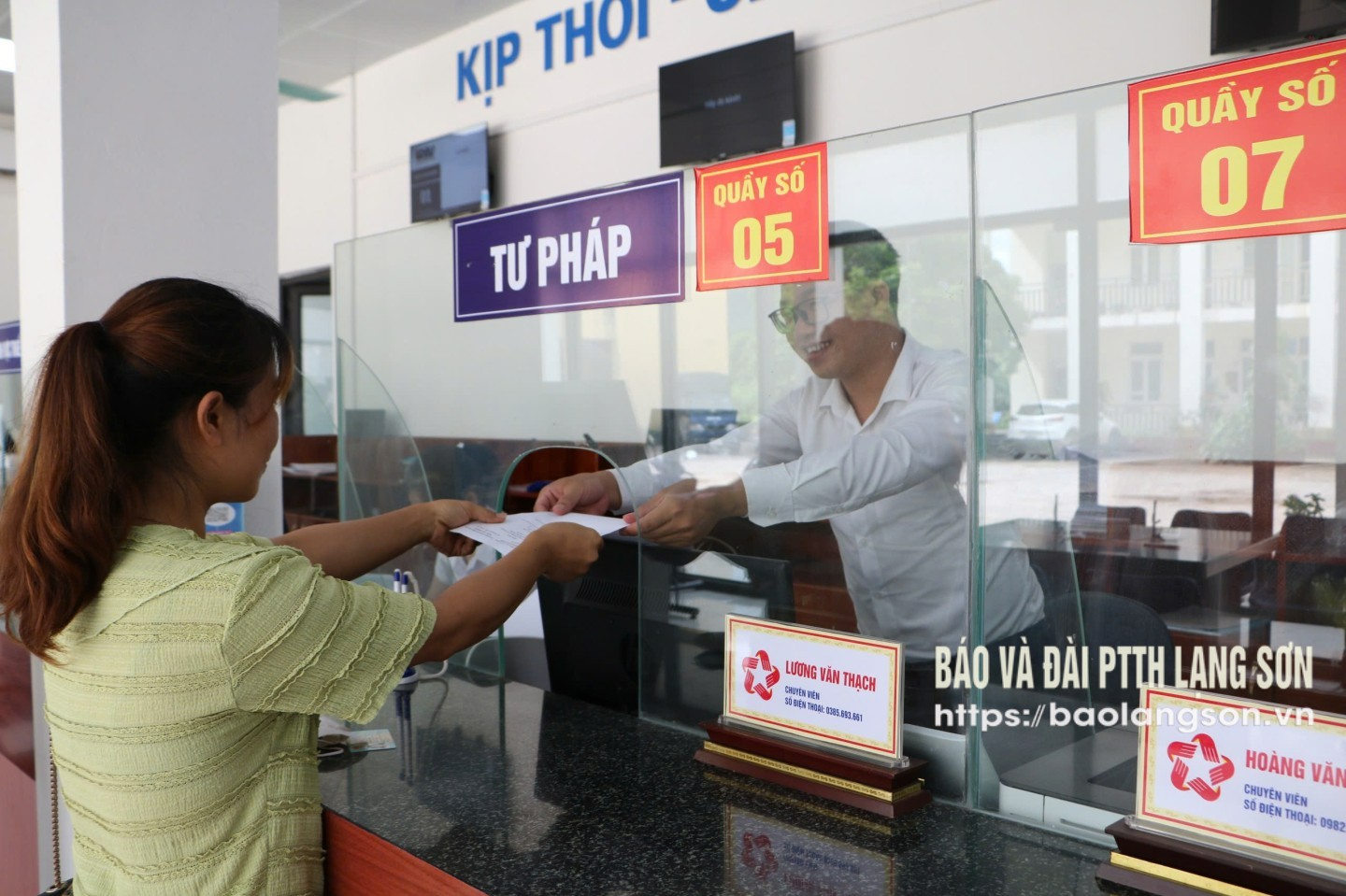 Chuyên viên Trung tâm Phục vụ hành chính công xã Lộc Bình trả kết quả giải quyết thủ tục hành chính lĩnh vực tư pháp cho công dân